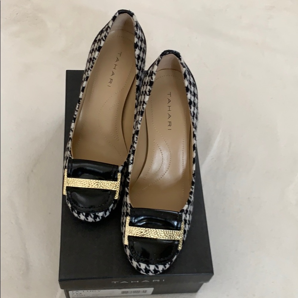 Excellent condition Tahari TA-Lucy Shoe